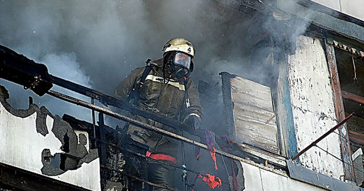 Устрой пожар. Тушение пожара в квартире. Пожарные тушат балкон. Пожар на балконе. Пожарные в дыму в квартире.