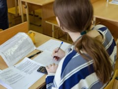 Каждый второй выпускник в Мурманской области на январских каникулах готовится к ЕГЭ