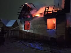 Пожар в жилом доме в Зверосовхозе тушили по повышенному рангу, с огнем боролись три часа