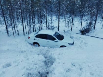 В Полярнозоринском районе автомобиль улетел в кювет, водитель пострадал