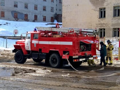 В Островном пожарные спасли мужчину из горящей квартиры