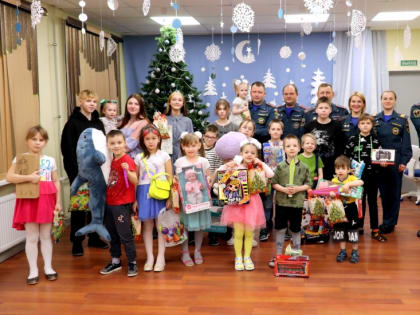 Сотрудники североморского спецуправления федеральной пожарной службы поздравили воспитанников приюта «Берегиня»