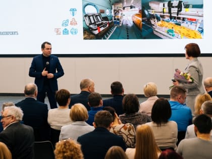 Андрей Чибис поздравил сотрудников региональной санавиации с 70-летием со дня основания службы