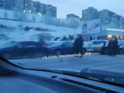В Мурманске на Папанина засняли аварию семи автомобилей