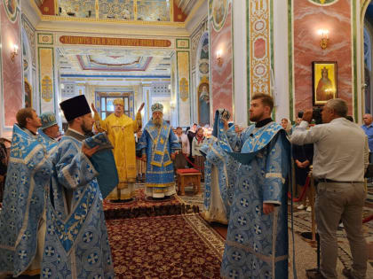 Глава Мурманской митрополии совершил Божественную литургию в Александро-Невском кафедральном соборе Симферополя