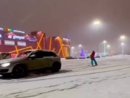 ГИБДД ищет водителя, катавшего сноубордистку на тросе у ТРЦ "Плазма" в Мурманске