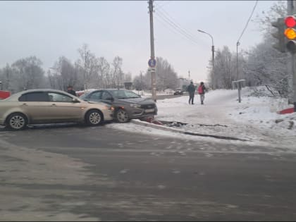 На перекрестке Шабалина и Героев Рыбачьего столкнулись две легковушки
