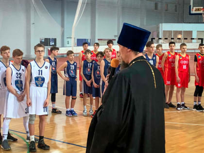 Священник благословил начало юношеского Рождественского турнира по баскетболу памяти Виктора Блохина