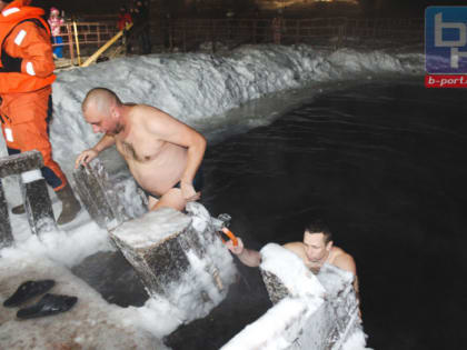 Эксперты рассказали, кому не стоит купаться в проруби на Крещение