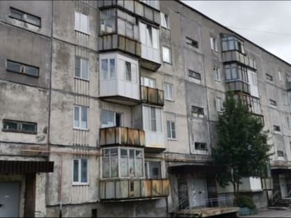 В Североморске мужчина упал с пятого этажа и остался жив