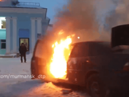 В Мурманске на Нахимова засняли горящий автомобиль