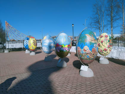 В Апатитах территорию храма украсили макетами расписных яиц