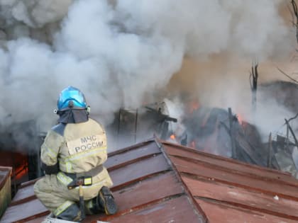 В Заполярном сгорел гараж