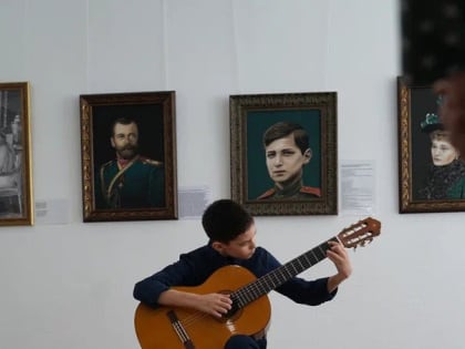 В Выставочном зале Мончегорска открылась выставки «Светлый ангел всея России»