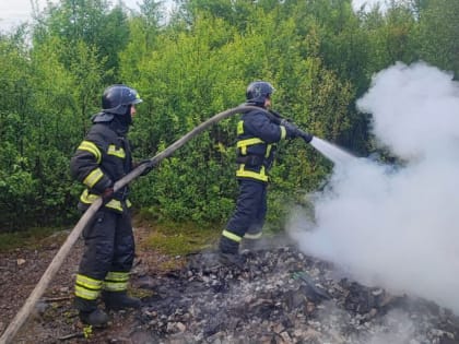 Строительный мусор горел на Кильдинском шоссе