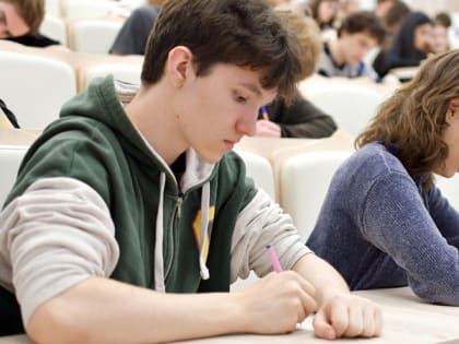 Студенты и школьники проверили знание английского языка на всероссийском диктанте в Мурманском арктическом университете