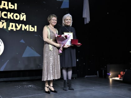 Председатель профильного комитета Думы Лариса Круглова поздравила Министерство спорта области с юбилеем