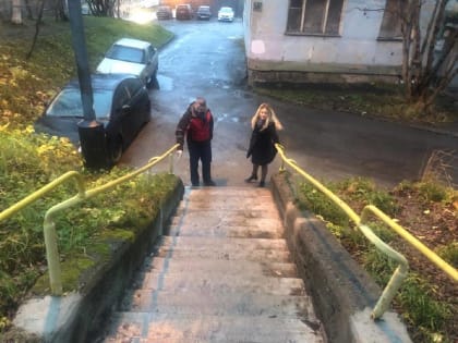 Актив партпроекта «Городская среда» проверил ход ремонта одной из лестниц в Мурманске