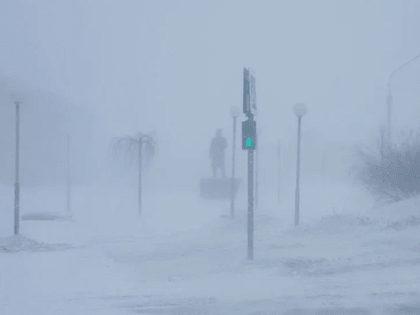 Метель и ветер накрыли сегодня Мурманскую область
