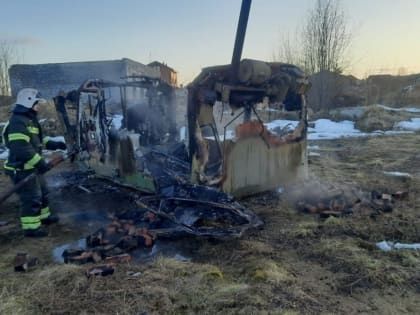 В Кольском районе загорелся автомобильный кунг