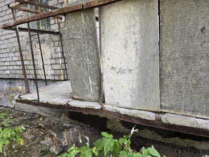 Депутат Мурманской областной Думы Александр Клементьев держит на контроле проблемы дома № 1 по ул. Школьная в Ёнском