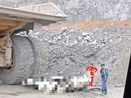 Два человека погибли в легковушке после наезда «Катерпиллара» в карьере в Ковдоре