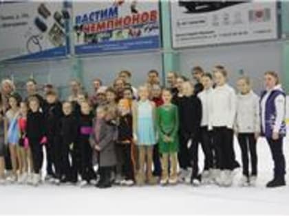 ФИГУРИСТКИ МУРМАНСКОЙ СШ-6 БЛАГОДАРЯТ ТРЕНЕРОВ ИЗ МОСКВЫ