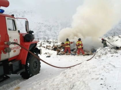 Огнеборцы ликвидировали пожар на территории бывшей обогатительной фабрики в Кировске