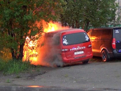 Появилось видео горящего микроавтобуса в Апатитах