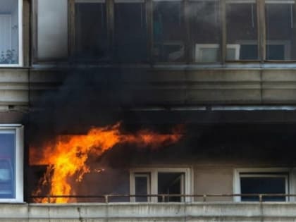 В девятиэтажке на Достоевского в Мурманске сгорел балкон