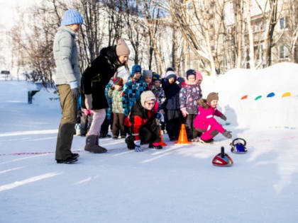 В мурманском детсаду прошли шуточные соревнования по керлингу