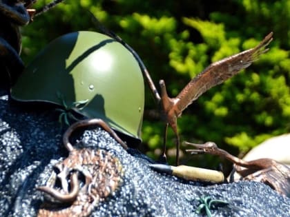 Мончегорский журавль украшает памятник в Туапсе