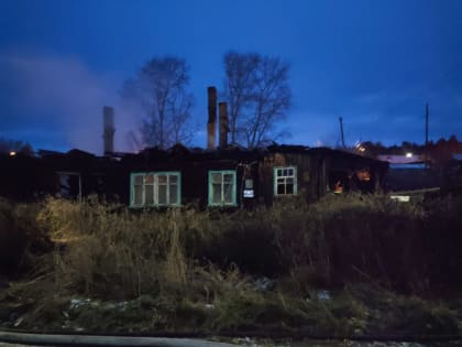 Крыша дома рухнула во время пожара в Мурманской области