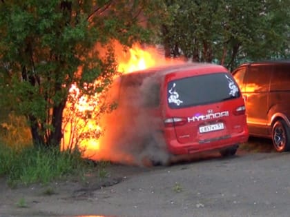 После поджога микроавтобуса в Апатитах полицейские возбудили дело