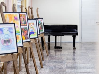 В Мурманске открылась выставка к 55-летию художественной школы Никеля