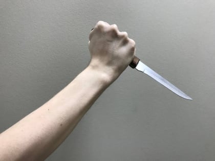 В Кандалакше полицейские приехали на сигнал о шуме и обнаружили раненого мужчину