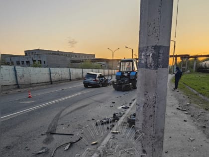 В Мурманске пьяный водитель BMW влетел в столб