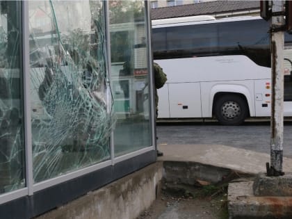 «Стекла били изнутри». Неизвестные разгромили новую остановку в Мурманской области