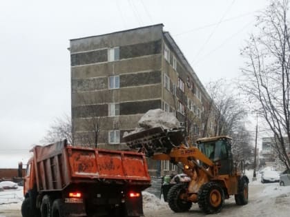 Уборка придомовых территорий продолжается
