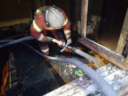 Нежилая "деревяшка" горела в ночью в Мурманске