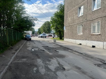 В городе Мурманске продолжаются работы по ямочному ремонту дворовых проездов