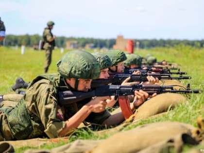 Военные проводят стрельбы в районе аэродрома Оленья