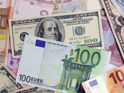 Курс евро снизился на 61 копейку, доллар теряет 58 копеек