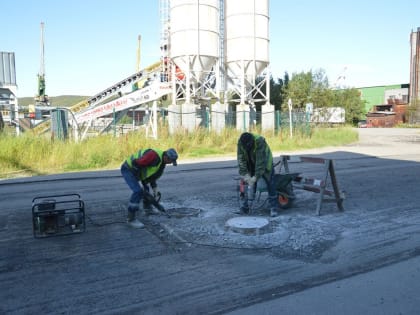 В Мурманском рыбном порту ремонтируют дорогу