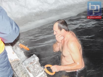 Мурманские врачи рассказали о плюсах и минусах купаний на Крещение
