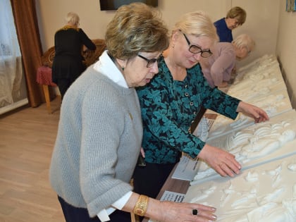 Выставка тактильных картин "Небесные покровители" открылась в Мончегорске