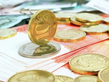 Курс евро снизился почти на 4 копейки, доллар вырос на 12 копеек