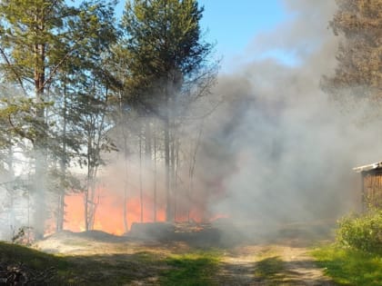 В Зеленоборском — крупный пожар, пылают гаражи