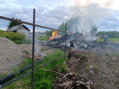Восемь пожарных тушили строение на территории дачного посёлка в Заполярье