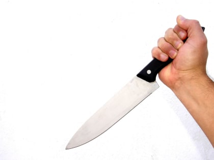 Мурманчанин грозил отрезать супруге ножом волосы и получил отпор